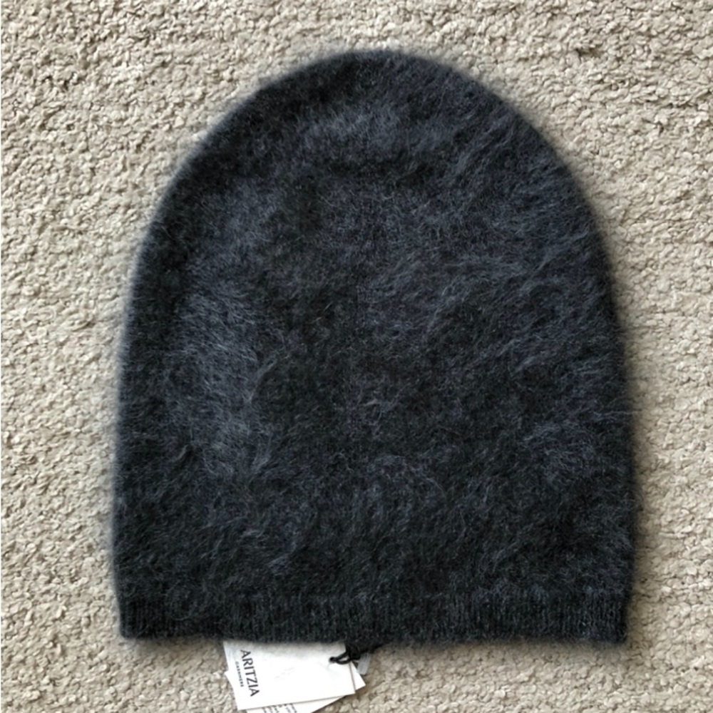 Aritzia Brushed Cashmere Decade Beanie.NWT.
